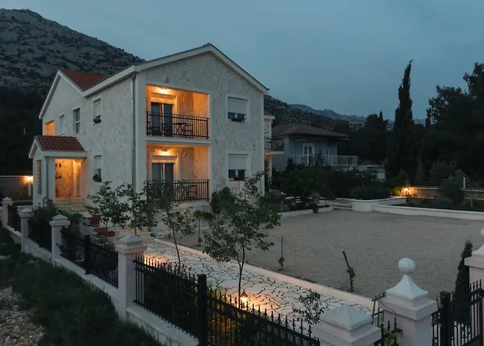 Hedon-stone Apartment *