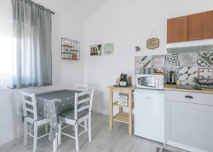 Hedon-stone Apartment *